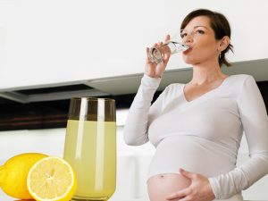 Bà bầu cần được bổ sung 2 - 2,5 lít nước mỗi ngày