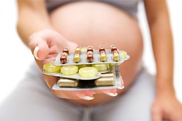 Bà bầu cần tránh uống thuốc tùy tiện trong suốt thai kỳ