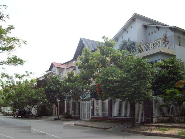 Khu biệt thự Nam Long 1 có mặt tiền đường rộng rãi, thông thoáng và nhiều cây xanh