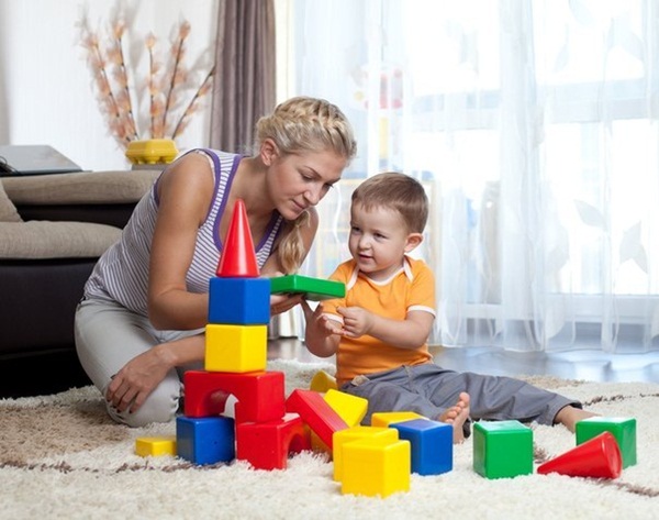 Đồ chơi xếp hình khối giúp bé tăng kĩ năng quan sát 