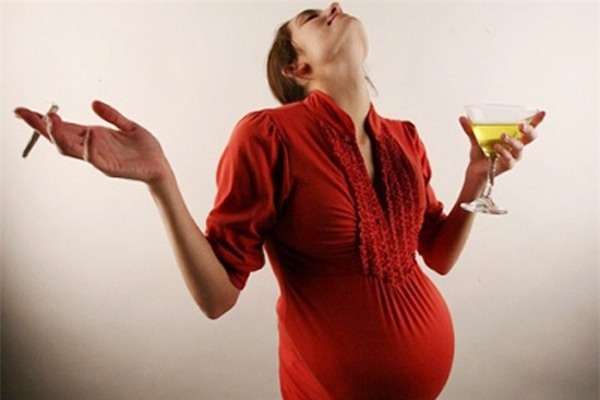 Mẹ bầu lưu ý cần từ bỏ thói quen hút thuốc lá và rượu bia để tránh ảnh hưởng tới bé