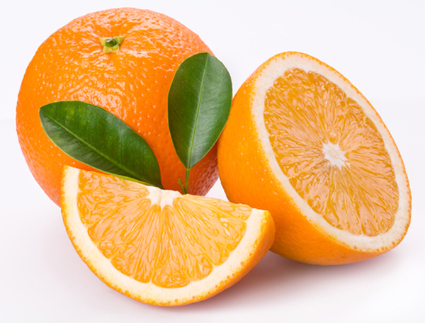 Ăn cam hoặc uống nước cam đều rất tốt cho trẻ bị táo bón