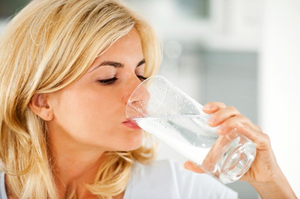 Mẹ bầu nên uống khoảng 2 - 3 lít nước mỗi ngày để