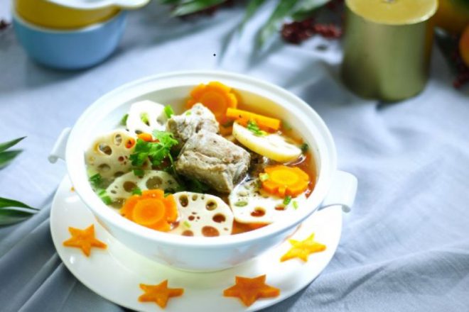 Canh củ sen hầm xương heo