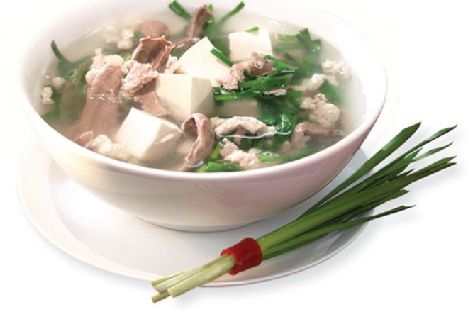 Canh đậu hũ lá hẹ xương heo