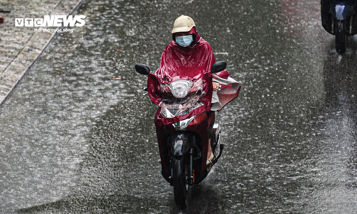 Dự báo thời tiết 10 ngày tới: Hà Nội đón hai đợt nóng bức, mưa nắng đan xen