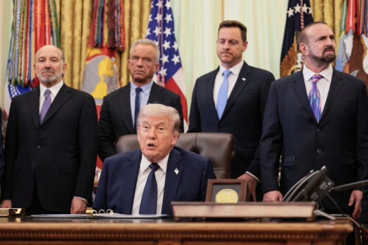 Ông Trump công bố kế hoạch hộ tống tàu thuyền ở eo biển Hormuz