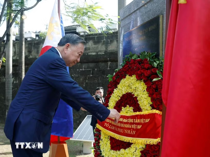 Tổng Bí thư, Chủ tịch nước Tô Lâm dâng hoa tại Tượng đài Chủ tịch Hồ Chí Minh ở Philippines
