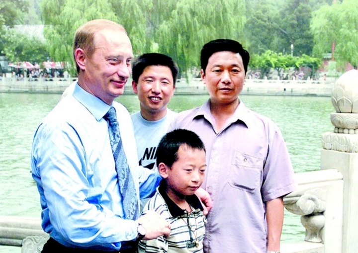 Tổng thống Nga Putin gặp lại cậu bé Trung Quốc chụp ảnh chung 26 năm trước