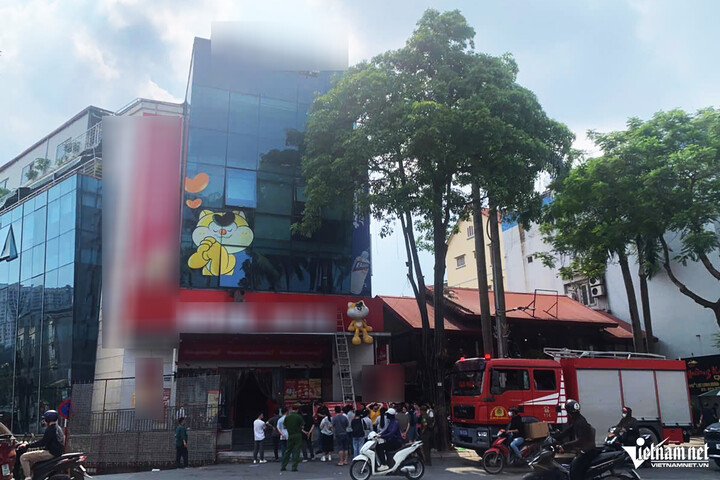 Cháy siêu thị ở Hà Nội, khói dày đặc, người mắc kẹt phải lên sân thượng lánh nạn
