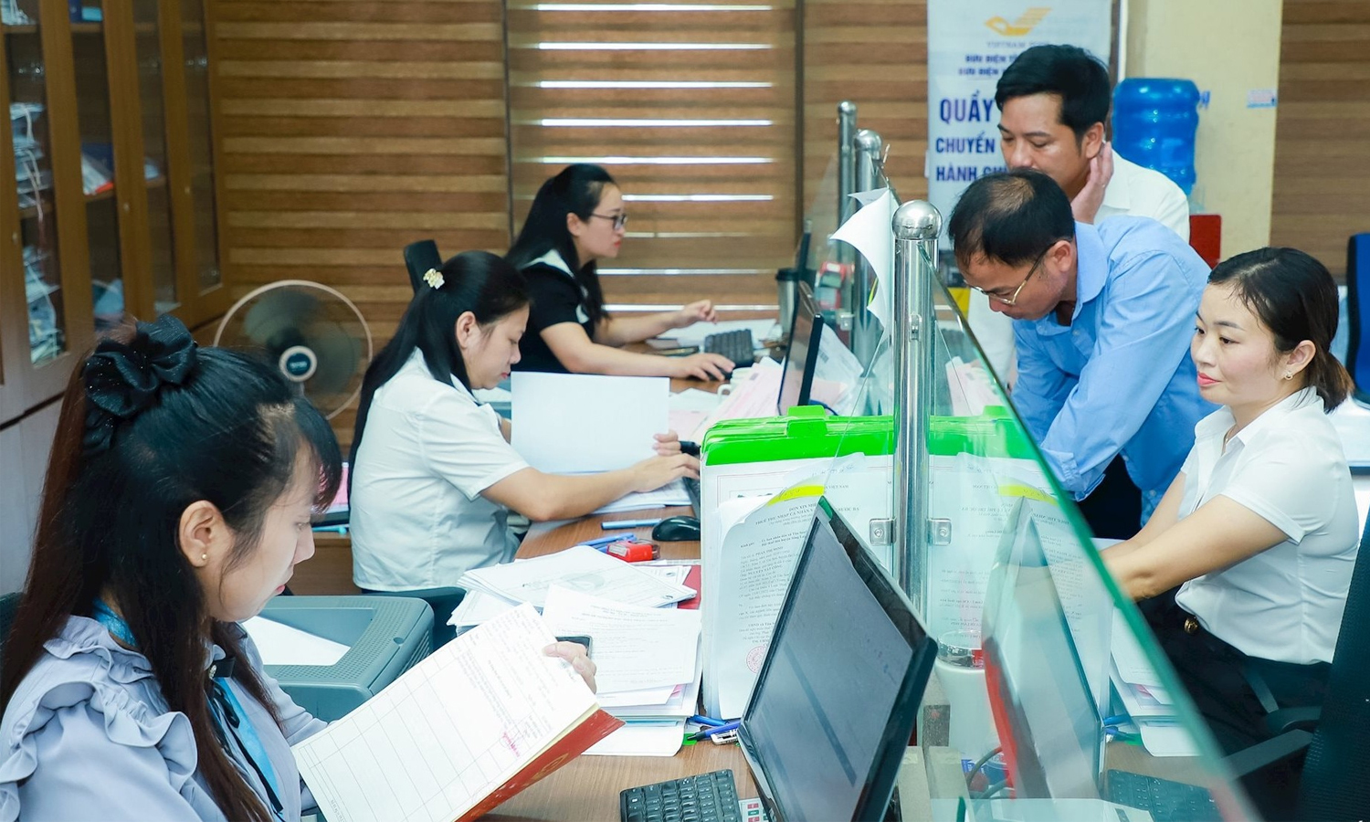 Chính phủ quy định chấm điểm, đánh giá viên chức hằng tháng hoặc hằng quý