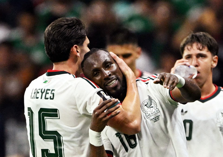 Cổ động viên Mexico nẹt pô, bấm còi inh ỏi phá giấc ngủ, đội Ecuador mách FIFA