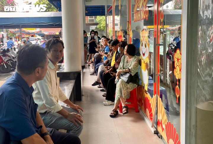 Cảnh hiếm thấy ở SJC: Khách chen nhau bán vàng, chờ cả ngày chưa tới lượt