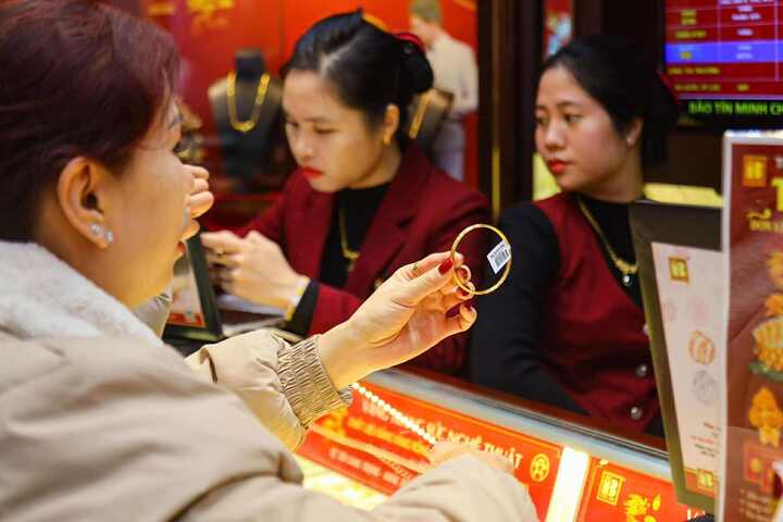 Giá vàng hôm nay 10/8: Vững vàng trên mốc 4.300 USD/ounce