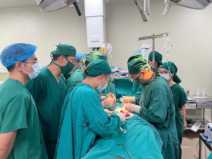 160 phút căng thẳng trong phòng phẫu thuật để cứu nữ bệnh nhân ngã từ tầng cao